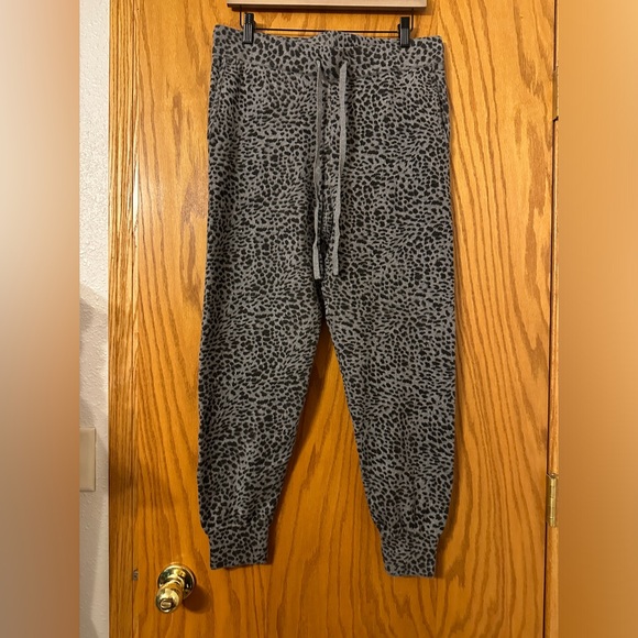 Monrow Mini Leopard Sport Cashmere Blend Sweatpants - NWT - Size L - Picture 2 of 11